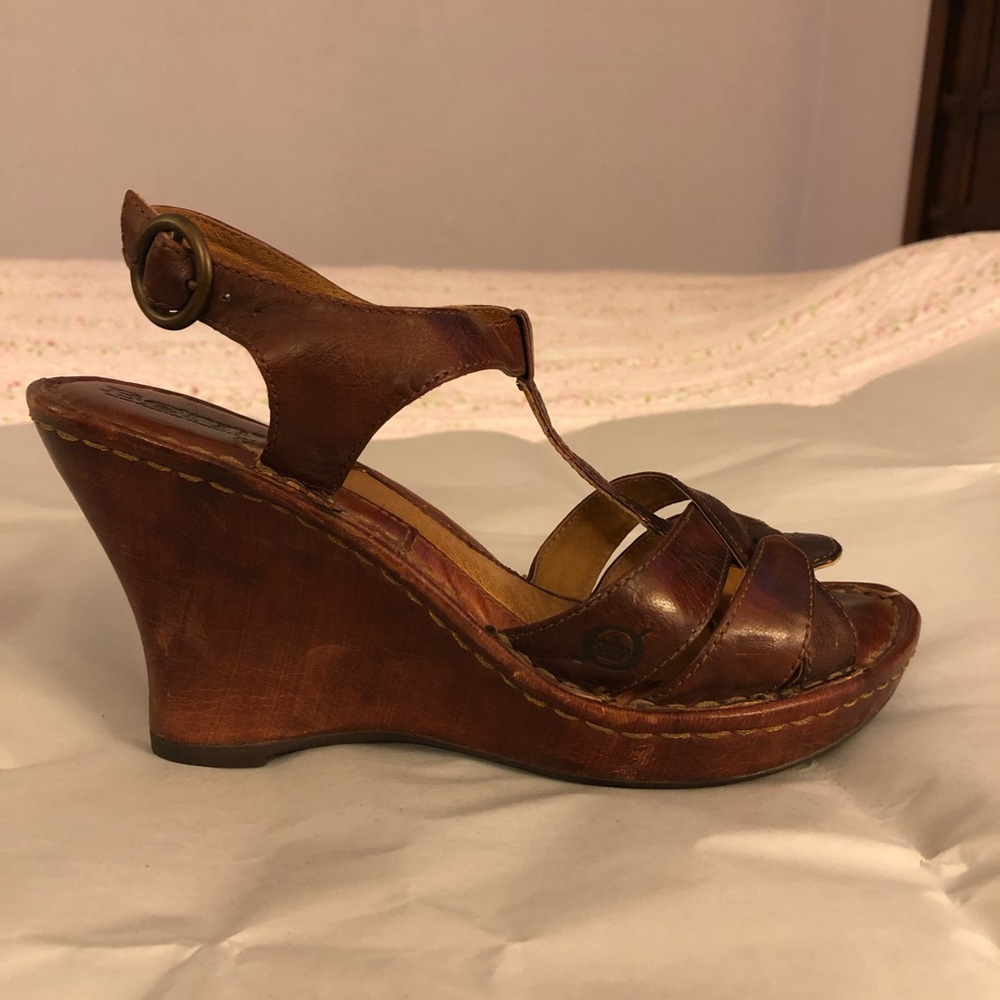 Born brown leather sandals size 6 (Like size 7) 🔥